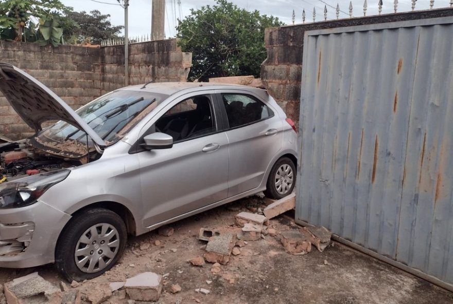 carro-atinge-muro-e-invade-quintal-em-sao-sebastiao-do-paraiso3A-motorista-socorrido2C-passageira-levada-para-upa