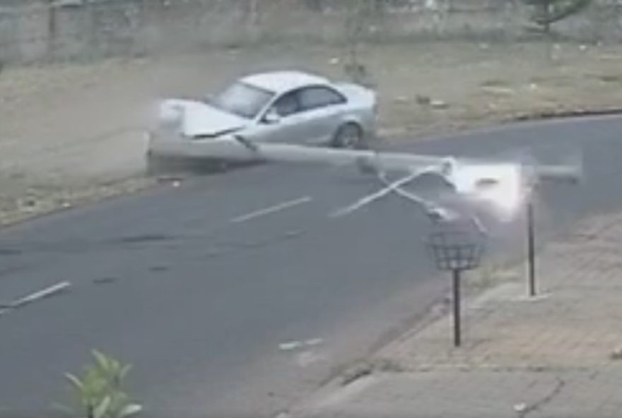 carro-atinge-poste-e-causa-queda-de-estrutura-em-uberlandia3A-confira-o-video