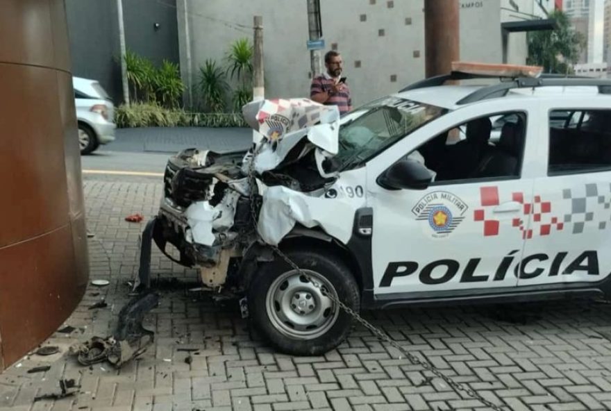 carro-atinge-viatura-da-pm-em-campinas2C-deixando-quatro-feridos-e-transito-lento