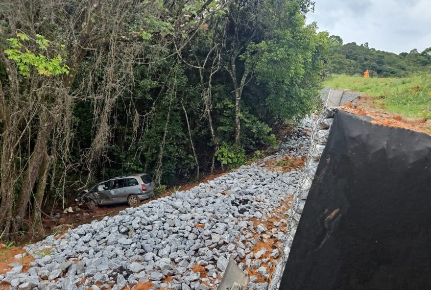 carro-bate-em-carreta-e-despenca-em-ribanceira-na-br-3542C-em-formiga carro-bate-em-carreta-e-despenca-em-ribanceira-na-br-3542C-em-formiga