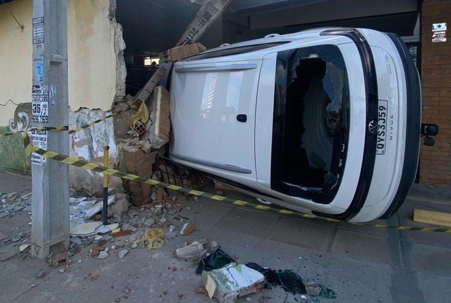 carro-bate-em-poste-e-invade-loja-em-paulista3A-motorista-e-resgatado-pela-janela-do-porta-malas