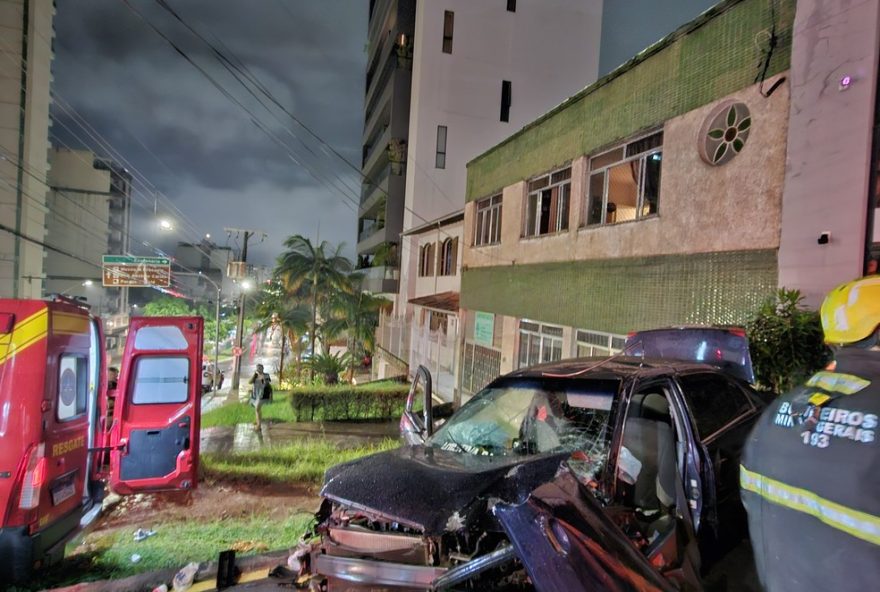 carro-bate-em-poste-e-mureta-deixando-cinco-feridos-em-juiz-de-fora3A-resgate-do-samu-e-bombeiros-no-acidente