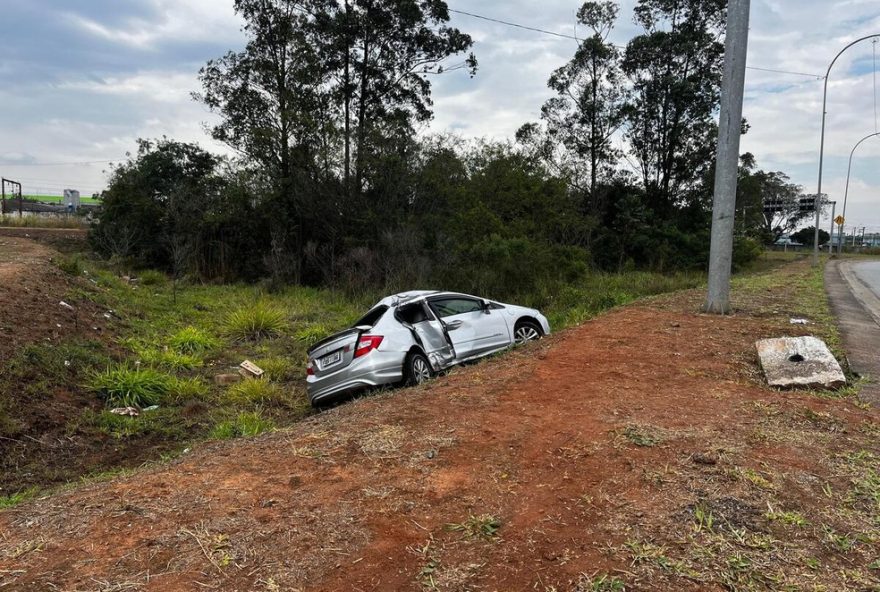 carro-bate-em-poste-na-avenida-das-orquideas-em-mogi-das-cruzes3A-uma-pessoa-ferida
