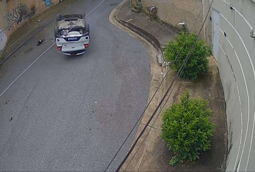 carro-cai-5-metros-de-alca-de-acesso-em-belo-horizonte3A-mae-e-filho-sobrevivem-imagens-impressionantes-do-acidente carro-cai-5-metros-de-alca-de-acesso-em-belo-horizonte3A-mae-e-filho-sobrevivem-imagens-impressionantes-do-acidente