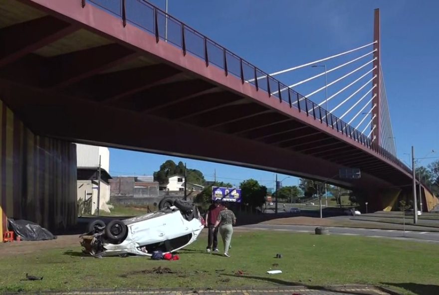 carro-cai-da-ponte-estaiada-em-curitiba3A-motorista-sobrevive-com-ferimentos-leves