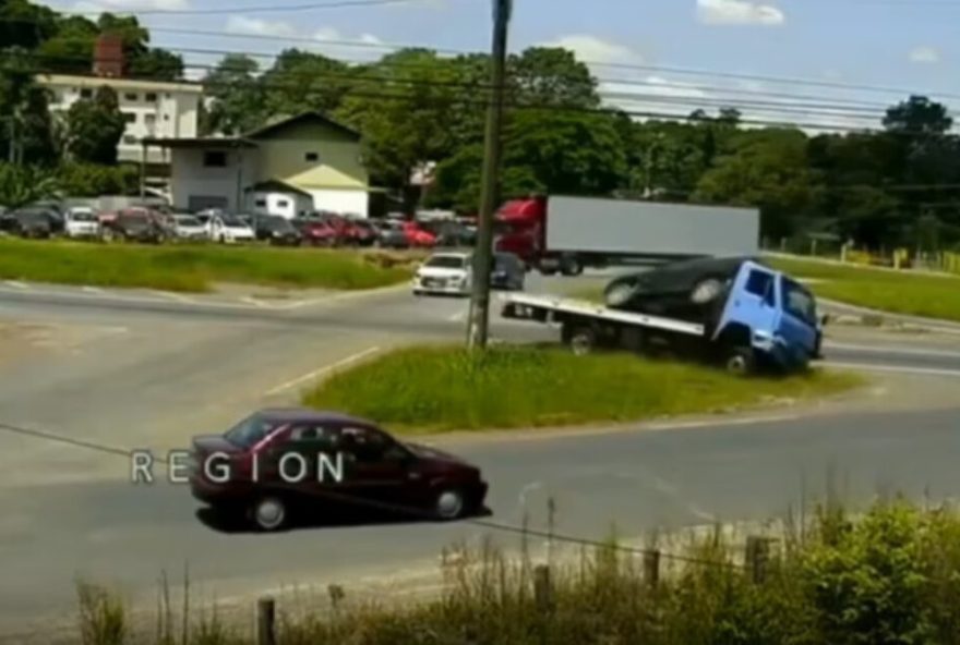 carro-cai-de-cima-de-guincho-apos-acidente-na-br-4702C-em-blumenau carro-cai-de-cima-de-guincho-apos-acidente-na-br-4702C-em-blumenau