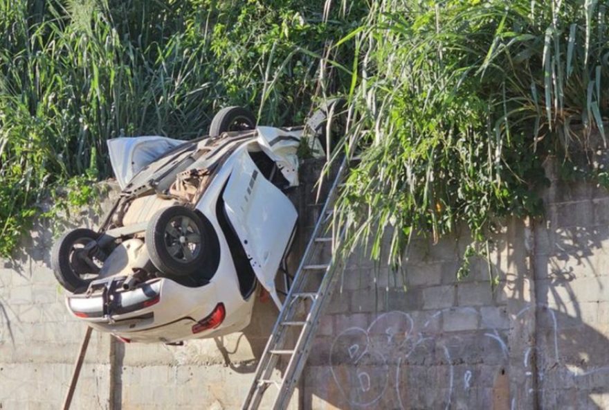 carro-cai-de-estacionamento-em-salvador3A-jovem-fica-preso-as-ferragens carro-cai-de-estacionamento-em-salvador3A-jovem-fica-preso-as-ferragens