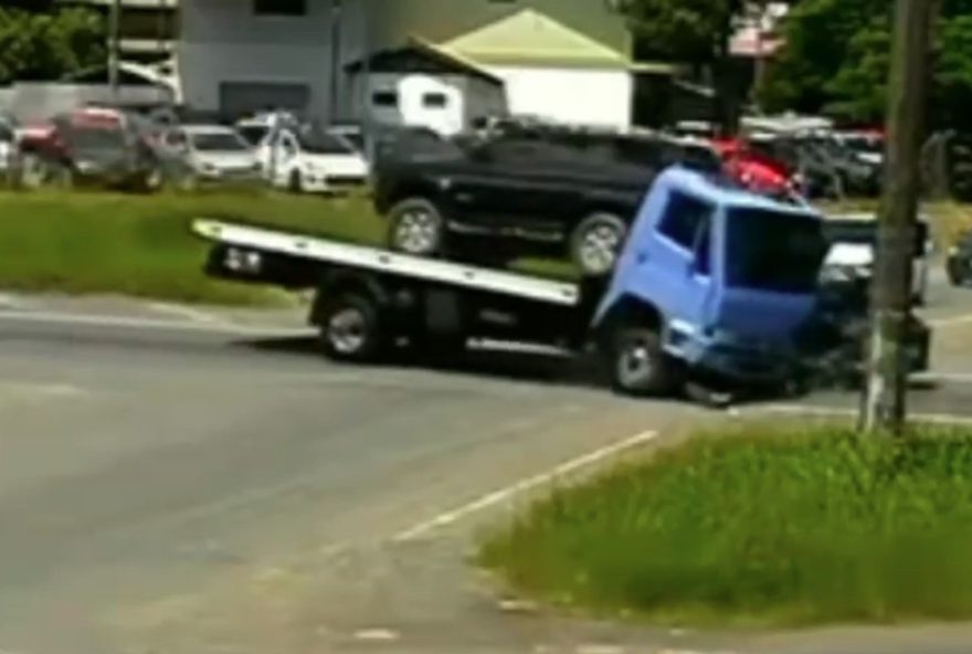 carro-cai-de-guincho-apos-batida-na-br-470-em-blumenau carro-cai-de-guincho-apos-batida-na-br-470-em-blumenau