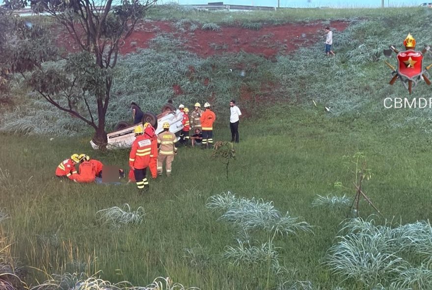 carro-cai-de-viaduto-na-br-040-ao-fazer-curva-e-deixa-tres-feridos carro-cai-de-viaduto-na-br-040-ao-fazer-curva-e-deixa-tres-feridos