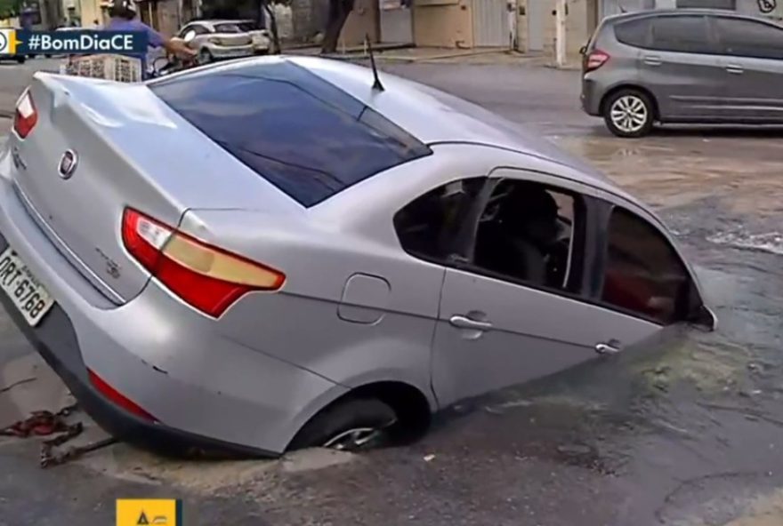 carro-cai-em-buraco-alagado-em-fortaleza3A-motorista-aterrorizado-relata-sufoco-no-cinto carro-cai-em-buraco-alagado-em-fortaleza3A-motorista-aterrorizado-relata-sufoco-no-cinto