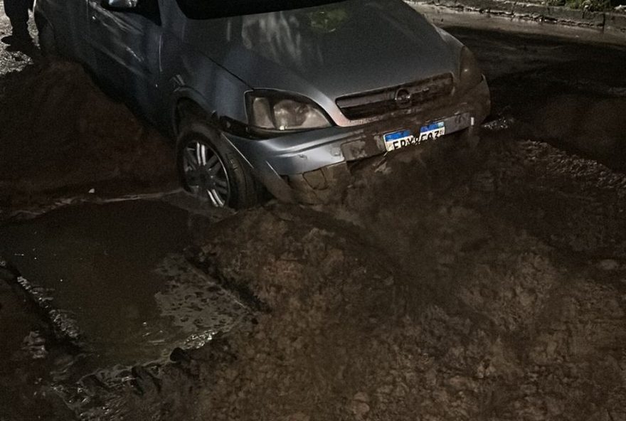 carro-cai-em-buraco-em-sao-jose-dos-campos3A-alerta-para-situacao-precaria-das-ruas carro-cai-em-buraco-em-sao-jose-dos-campos3A-alerta-para-situacao-precaria-das-ruas