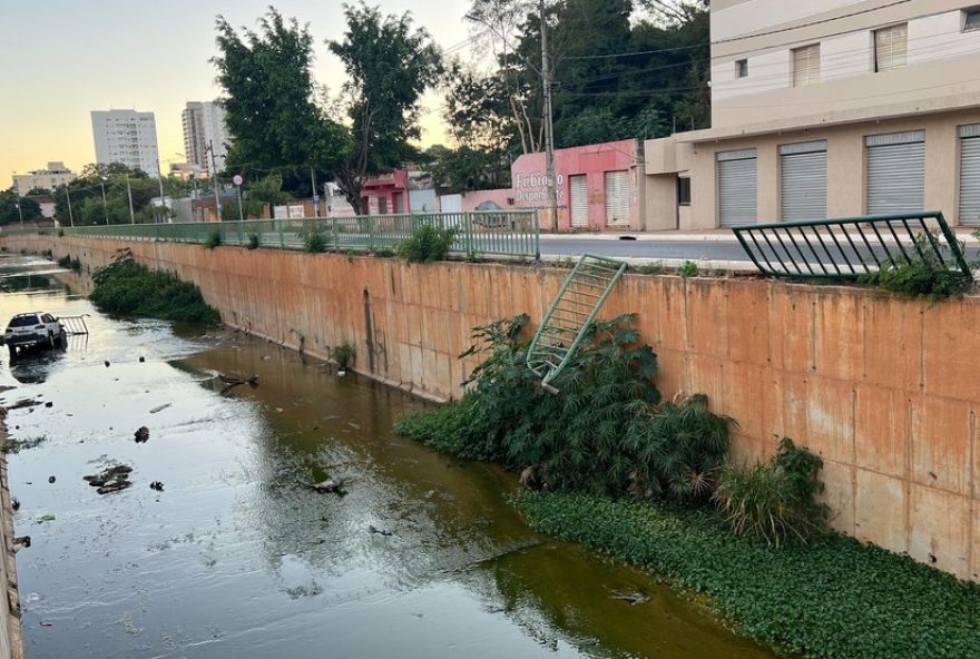 carro-cai-em-canal-na-av.-vicente-guimaraes-em-montes-claros3A-motorista-sai-ileso-e-recusa-transporte-para-hospital