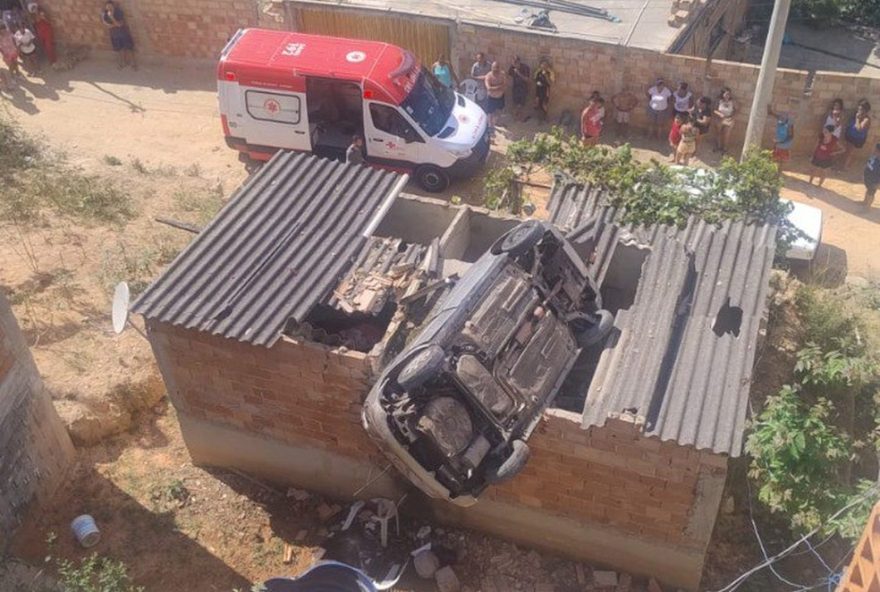 carro-cai-em-cima-de-casa-no-bairro-granja-werneck-em-belo-horizonte3A-condutora-resgatada-com-ferimentos-leves