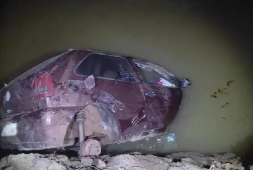 A família viajava pela GO-451, quando o motorista do veículo perdeu o controle e o carro caiu dentro de um córrego. (Foto: Reprodução/TV Anhanguera)