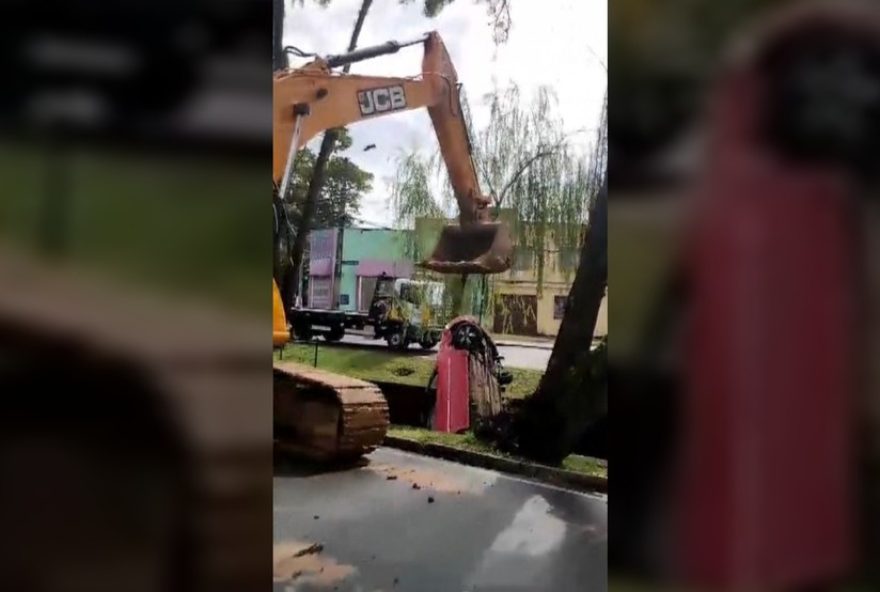 carro-cai-em-corrego-apos-colisao-com-moto-em-curitiba3A-repercussao-e-importancia-da-seguranca-no-transito