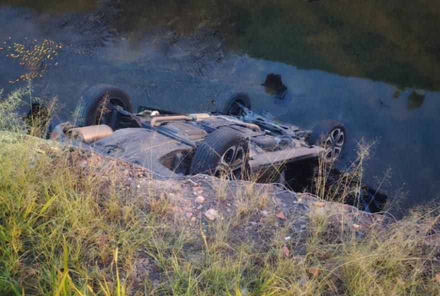 carro-cai-em-corrego-em-vinhedo2C-deixando-duas-pessoas-feridas