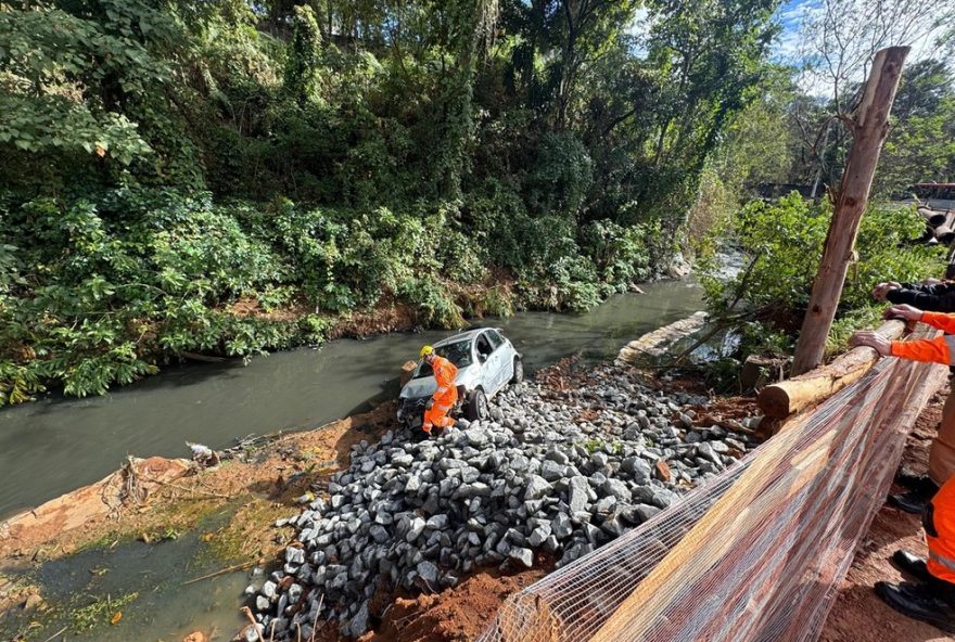 carro-cai-em-corrego-no-bairro-sao-pedro2C-juiz-de-fora3A-detalhes-do-acidente-e-alerta-para-seguranca-viaria
