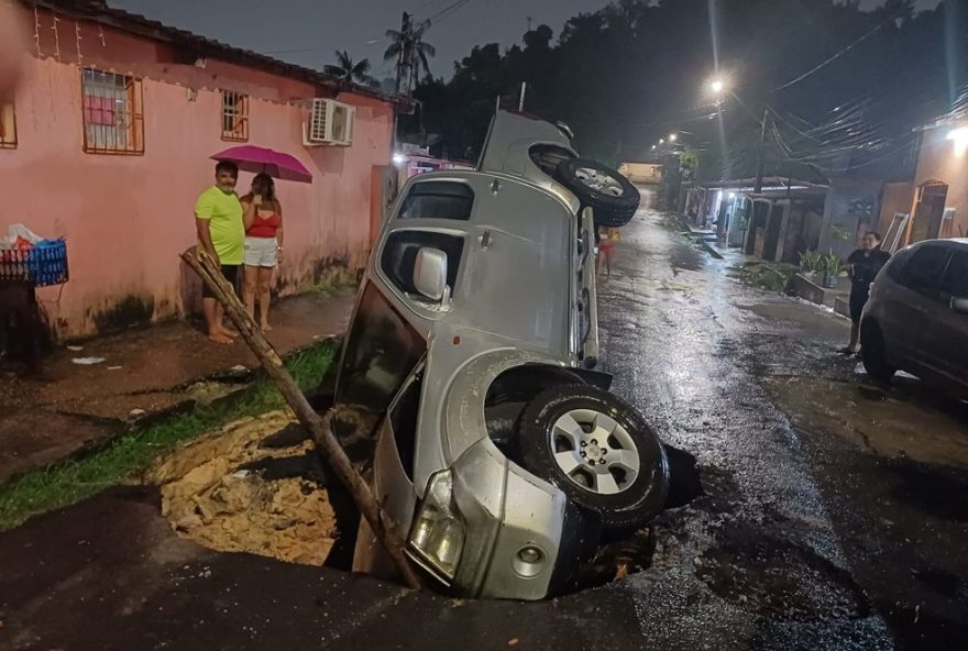 carro-cai-em-cratera-na-zona-norte-de-manaus3A-populacao-cobra-acoes-da-prefeitura carro-cai-em-cratera-na-zona-norte-de-manaus3A-populacao-cobra-acoes-da-prefeitura