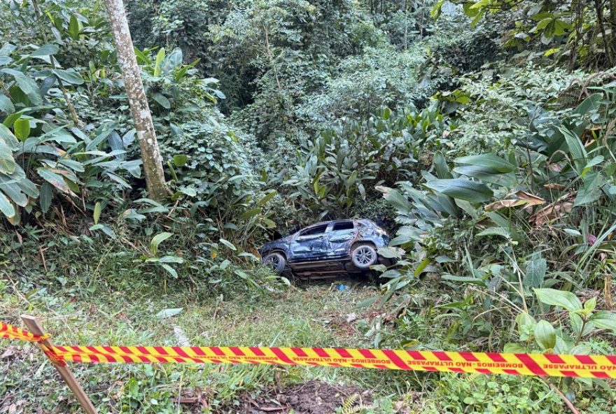 carro-cai-em-ribanceira-de-20-metros-e-deixa-cinco-feridos-em-mogi-das-cruzes carro-cai-em-ribanceira-de-20-metros-e-deixa-cinco-feridos-em-mogi-das-cruzes