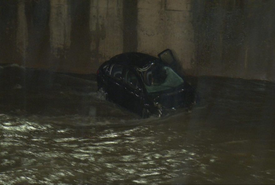 carro-cai-no-ribeirao-arrudas-em-bh3A-motorista-socorrido-consciente carro-cai-no-ribeirao-arrudas-em-bh3A-motorista-socorrido-consciente