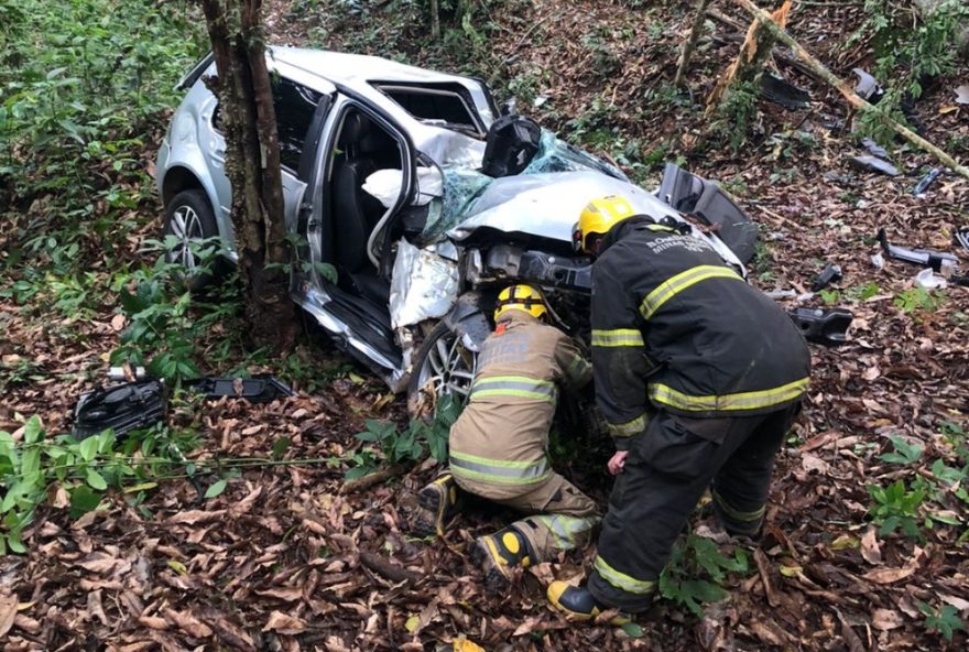 carro-capota-e-bate-em-arvore-deixando-quatro-feridos-na-mg-3533A-diario-do-estado