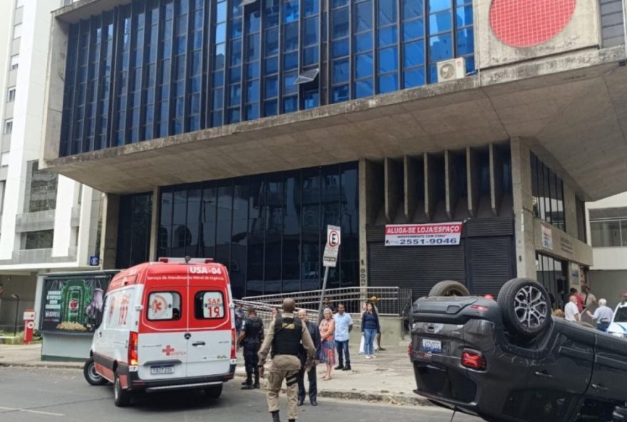 carro-capota-e-deixa-dois-feridos-na-regiao-centro-sul-de-bh