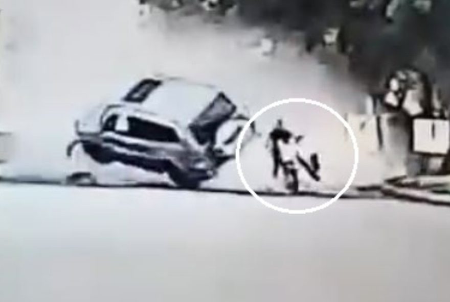 carro-capota-e-por-pouco-nao-atinge-motociclista-em-juazeiro-do-norte3A-impressionante carro-capota-e-por-pouco-nao-atinge-motociclista-em-juazeiro-do-norte3A-impressionante