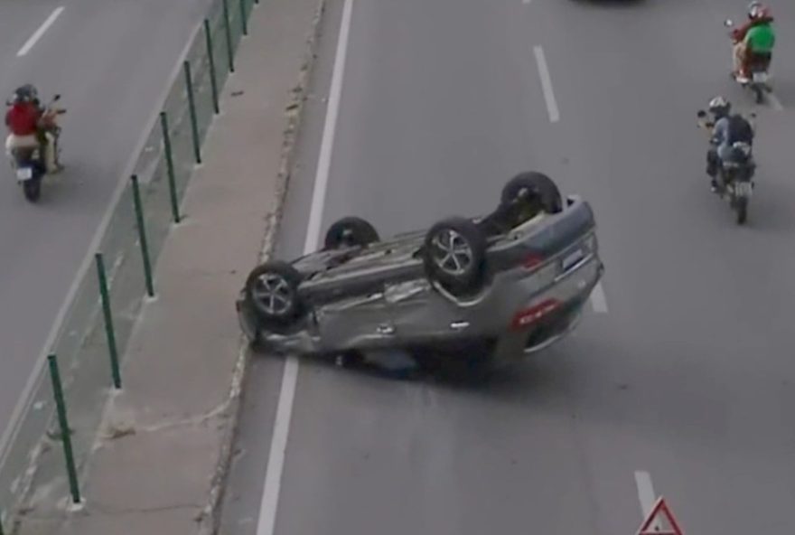 carro-capota-em-acidente-na-avenida-washington-soares3A-transito-afetado-e-motoristas-ilesos carro-capota-em-acidente-na-avenida-washington-soares3A-transito-afetado-e-motoristas-ilesos