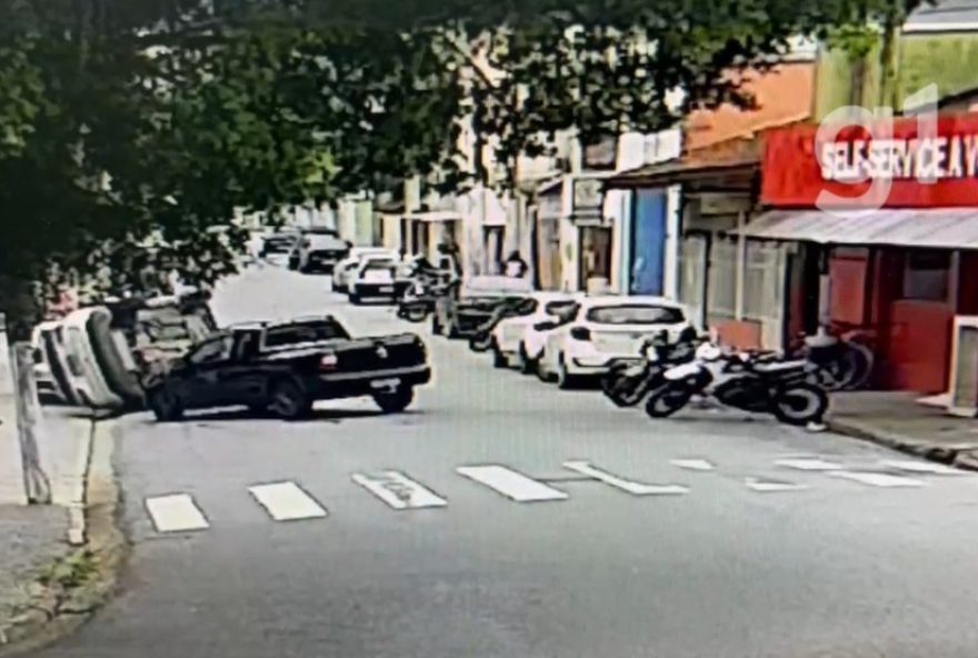 carro-capota-em-avenida-de-caraguatatuba2C-sp-apos-colisao3A-veja-o-video