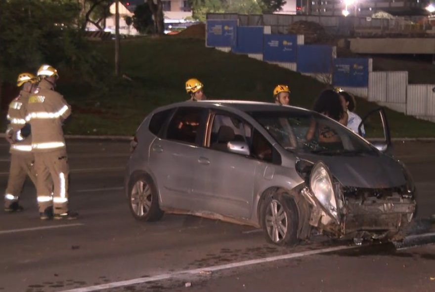 carro-capota-em-brasilia-apos-bater-em-mureta3A-motorista-embriagada-e-liberada carro-capota-em-brasilia-apos-bater-em-mureta3A-motorista-embriagada-e-liberada
