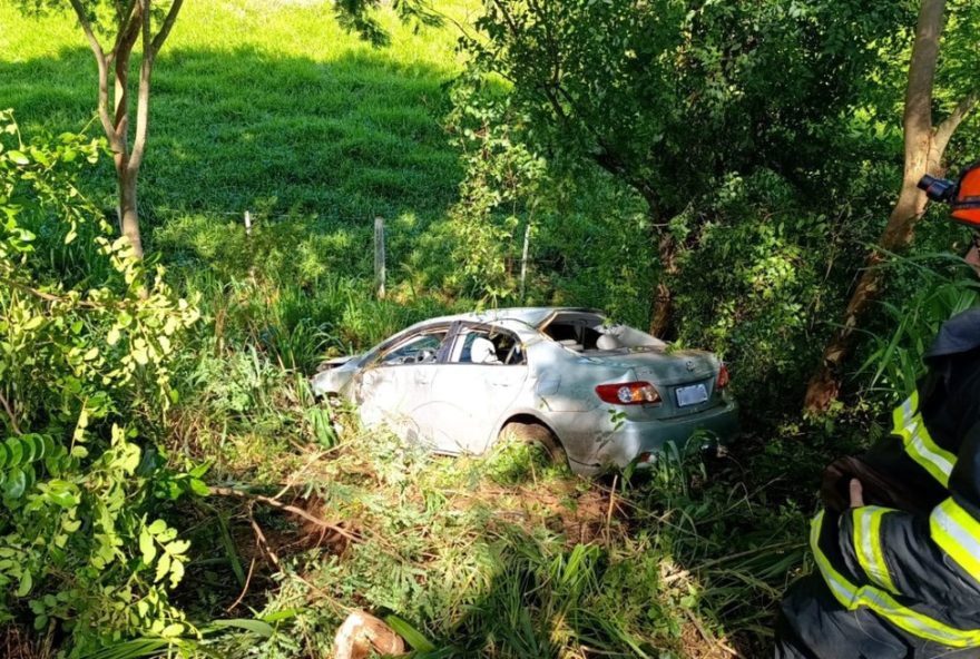 carro-capota-em-ribanceira-na-sp-563-em-monte-castelo3A-2-feridos carro-capota-em-ribanceira-na-sp-563-em-monte-castelo3A-2-feridos