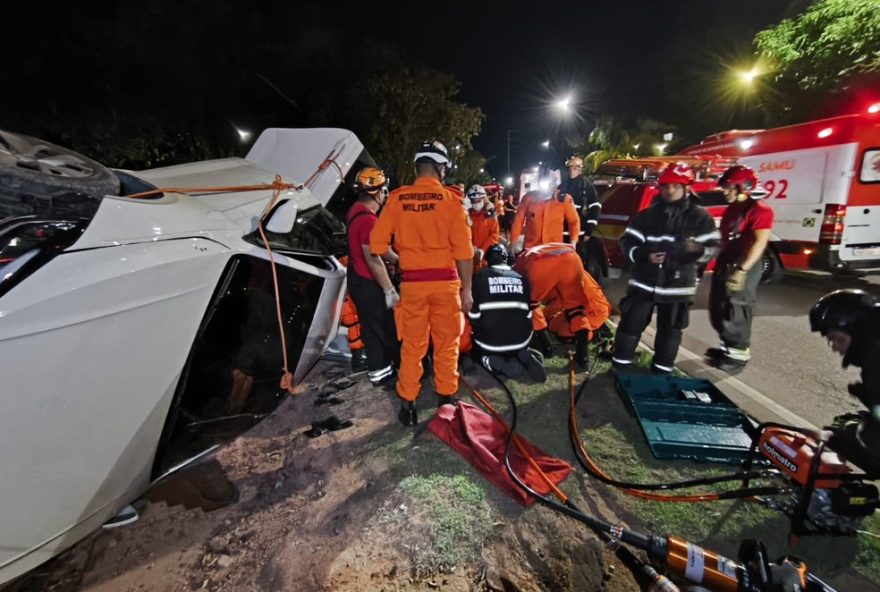 carro-capota-na-compensa2C-manaus3A-passageiro-ferido-corpo-de-bombeiros-atua-com-rapidez-e-eficiencia