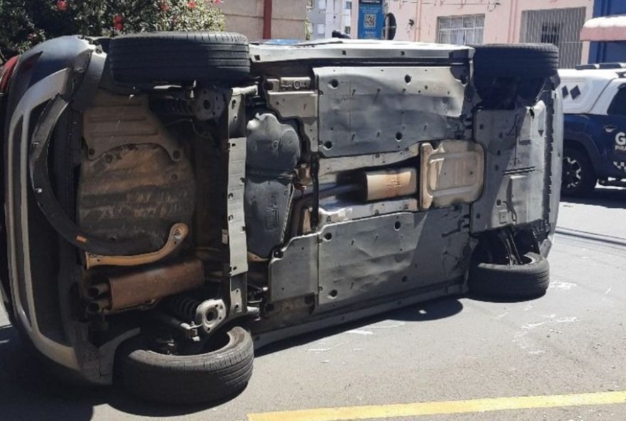 carro-capota-no-bairro-alto-em-piracicaba-apos-avancar-sinal-de-transito3A-veja-fotos