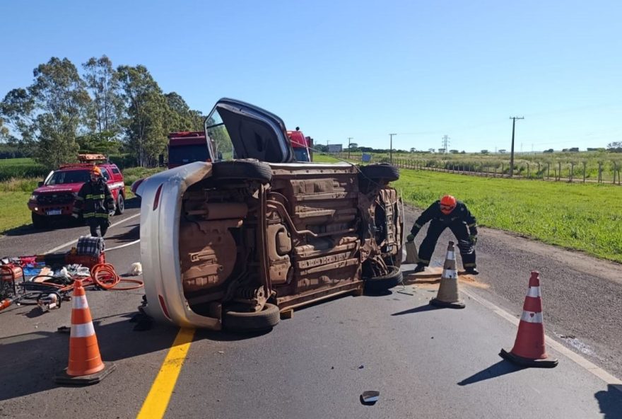 carro-capota2C-atinge-carreta-em-jose-bonifacio-e-deixa-tres-feridos carro-capota2C-atinge-carreta-em-jose-bonifacio-e-deixa-tres-feridos