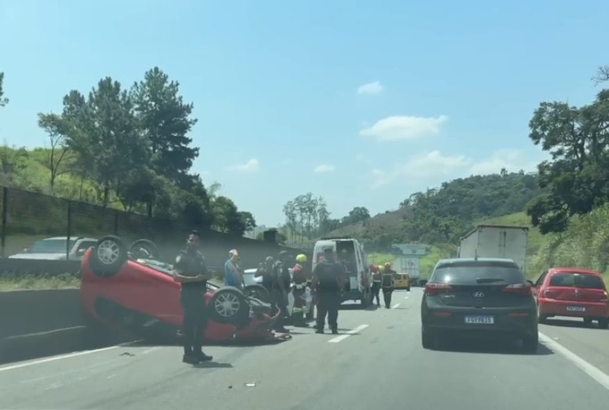 carro-capota2C-causa-congestionamento-e-vitima-e-resgatada-na-rodovia-presidente-dutra-em-aruja3A-atualizacoes-em-tempo-real