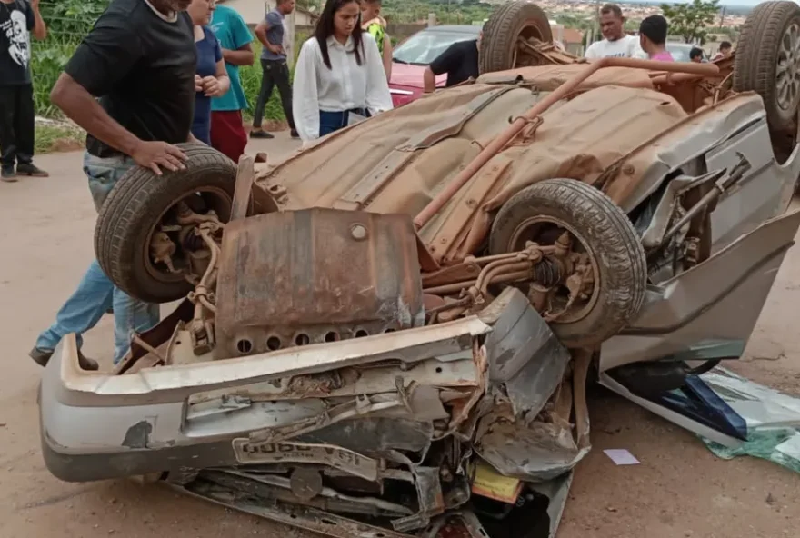 Por três segundos, adolescente quase é atingida por carro em alta velocidade