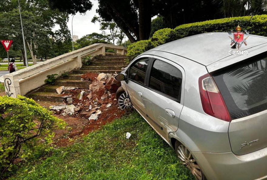 carro-colide-com-escada-na-asa-norte-e-deixa-motorista-ferido