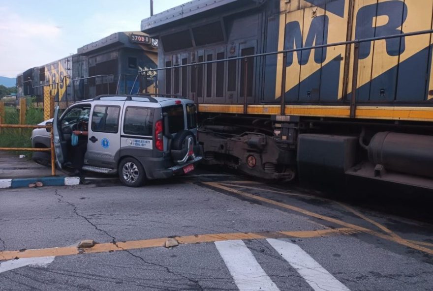 carro-colide-com-trem-em-guaruja2C-sp2C-sem-feridos3A-veja-detalhes