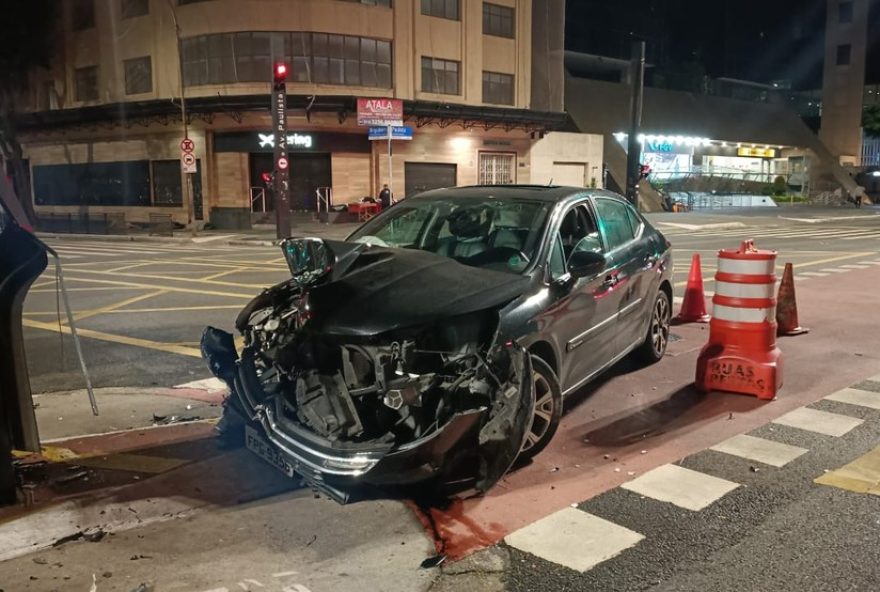 carro-colide-em-coluna-semaforica-na-avenida-paulista-apos-fuga-da-blitz-do-bafometro3A-detalhes-revelados carro-colide-em-coluna-semaforica-na-avenida-paulista-apos-fuga-da-blitz-do-bafometro3A-detalhes-revelados