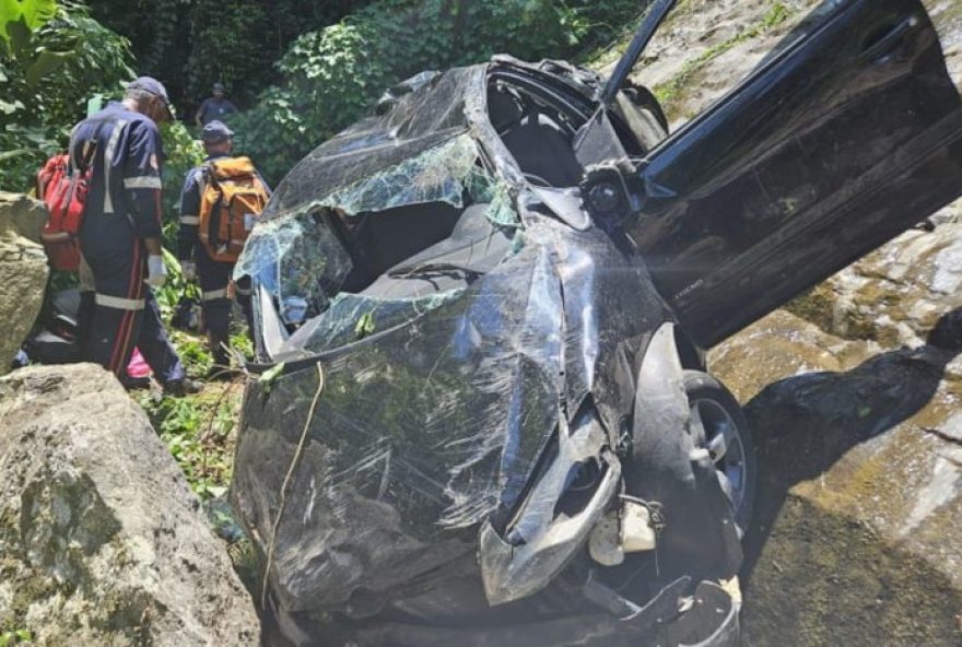 carro-com-4-pessoas-cai-em-ribanceira-na-cachoeira-dos-tres-tombos3A-resgate-consciente