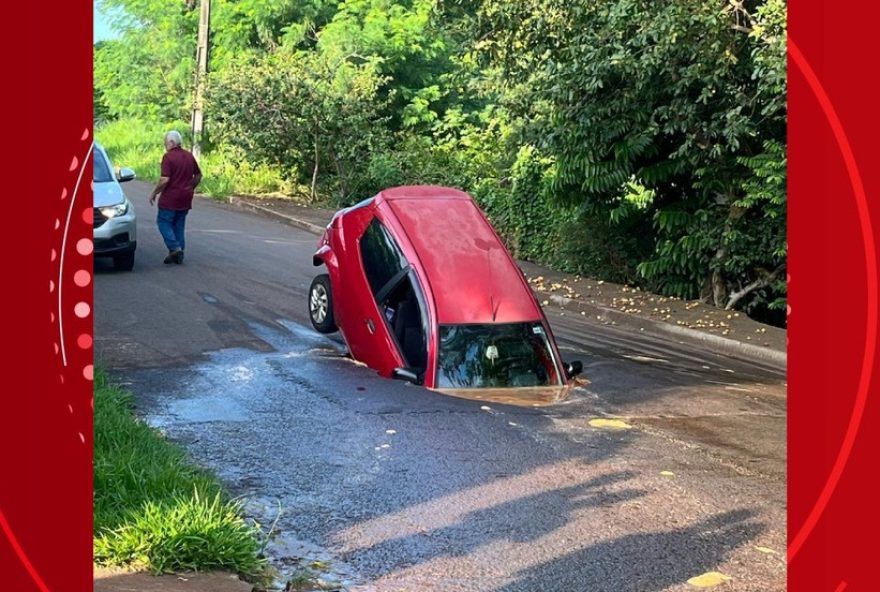 carro-com-pai-e-filho-e-engolido-por-buraco-em-jaguapita2C-parana3A-na-hora2C-eu-assustei