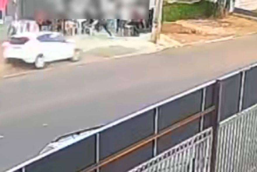 carro-conduzido-por-motorista-bebado-atropela-clientes-em-distribuidora2C-no-parana carro-conduzido-por-motorista-bebado-atropela-clientes-em-distribuidora2C-no-parana