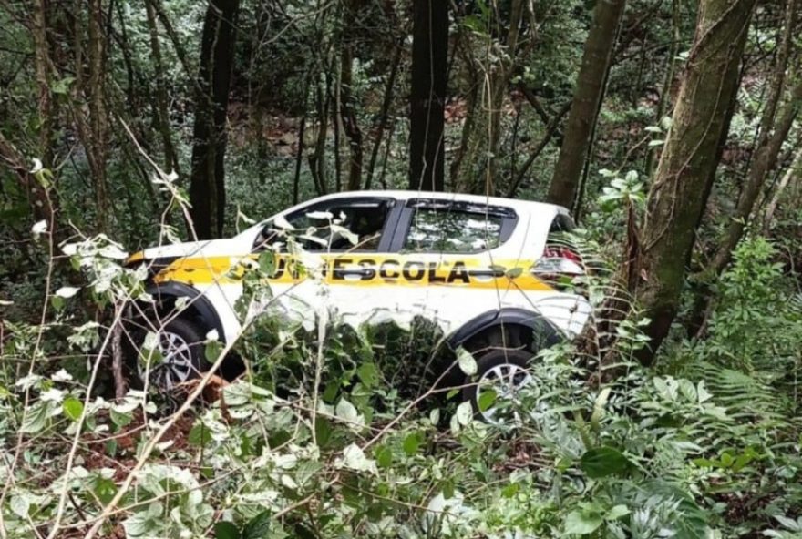 carro-de-autoescola-roubado-em-aula-de-baliza-no-parana3A-aluno-e-instrutora-assaltados-durante-pratica-nas-ruas-de-ponta-grossa