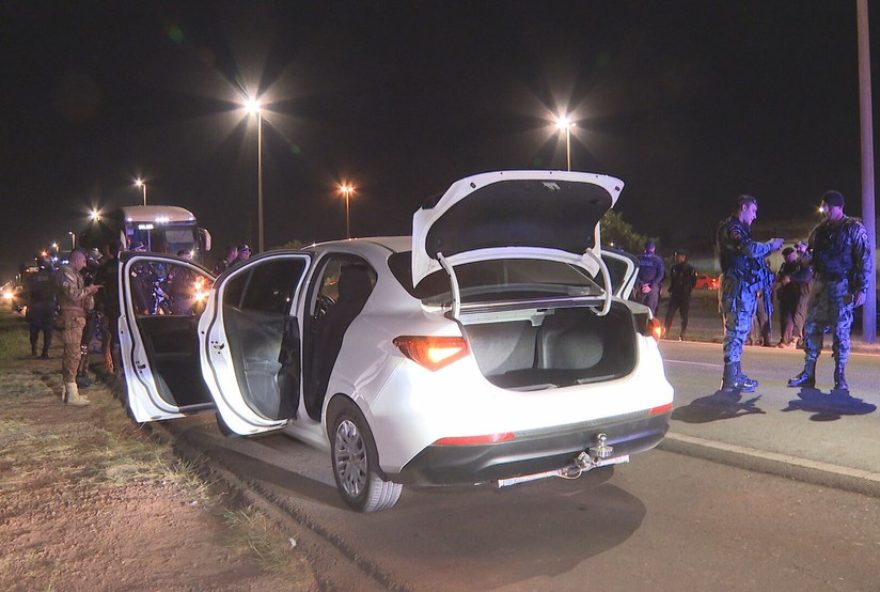 carro-de-motorista-de-app-e-roubado-por-adolescentes-em-semaforo-no-df
