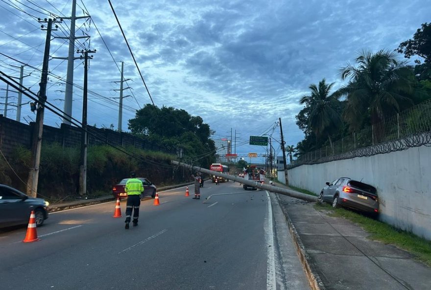 carro-derruba-poste-na-avenida-das-torres-em-manaus carro-derruba-poste-na-avenida-das-torres-em-manaus
