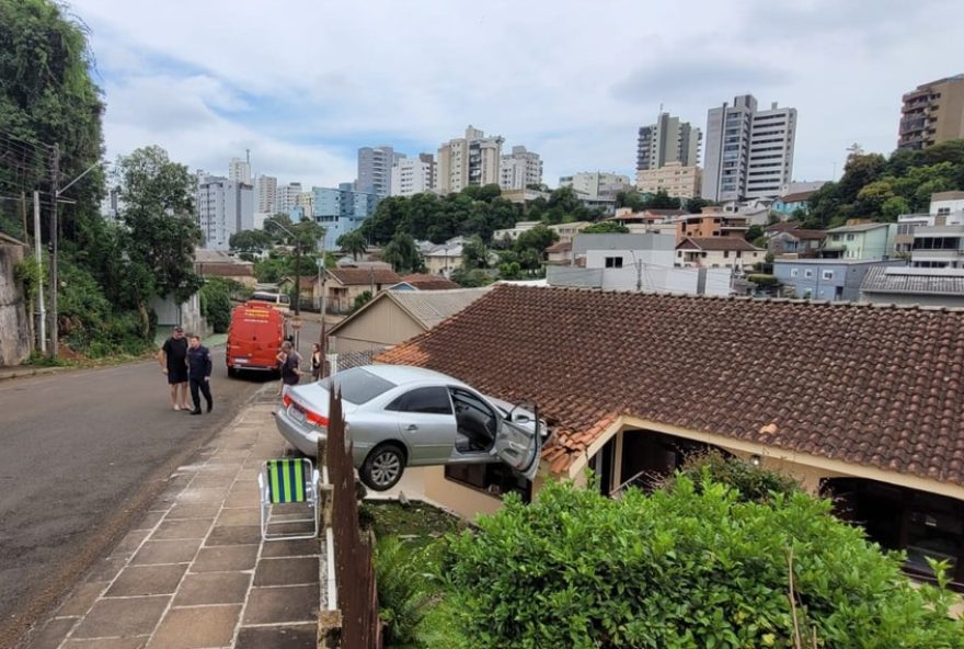 carro-desgovernado-em-erechim3A-veiculo-fica-suspenso-entre-calcada-e-telhado carro-desgovernado-em-erechim3A-veiculo-fica-suspenso-entre-calcada-e-telhado