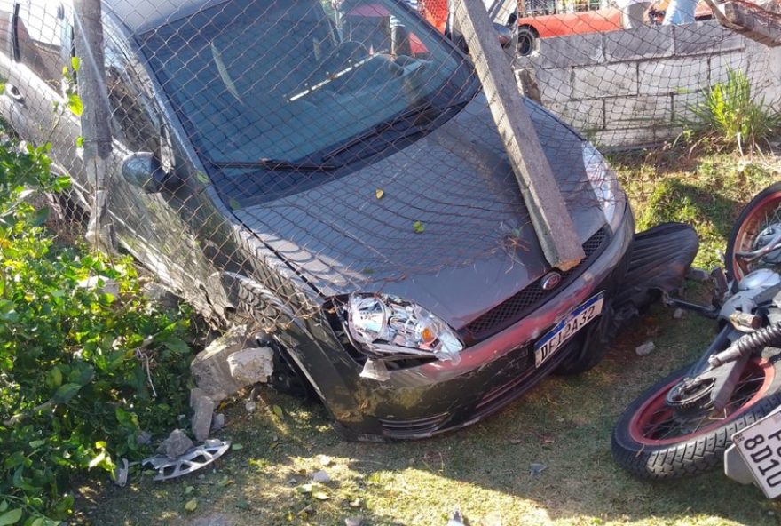 carro-desgovernado-invade-condominio-e-colide-com-motos-e-bicicleta-em-sao-jose-dos-campos