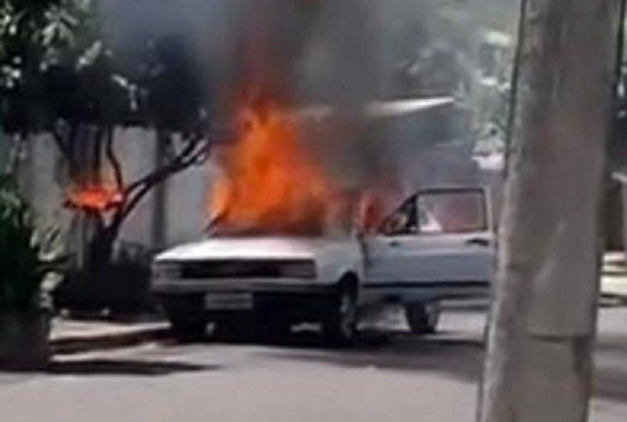 carro-desgovernado-pega-fogo-no-jardim-itatiaia-em-presidente-prudente3A-bombeiros-agem-rapido