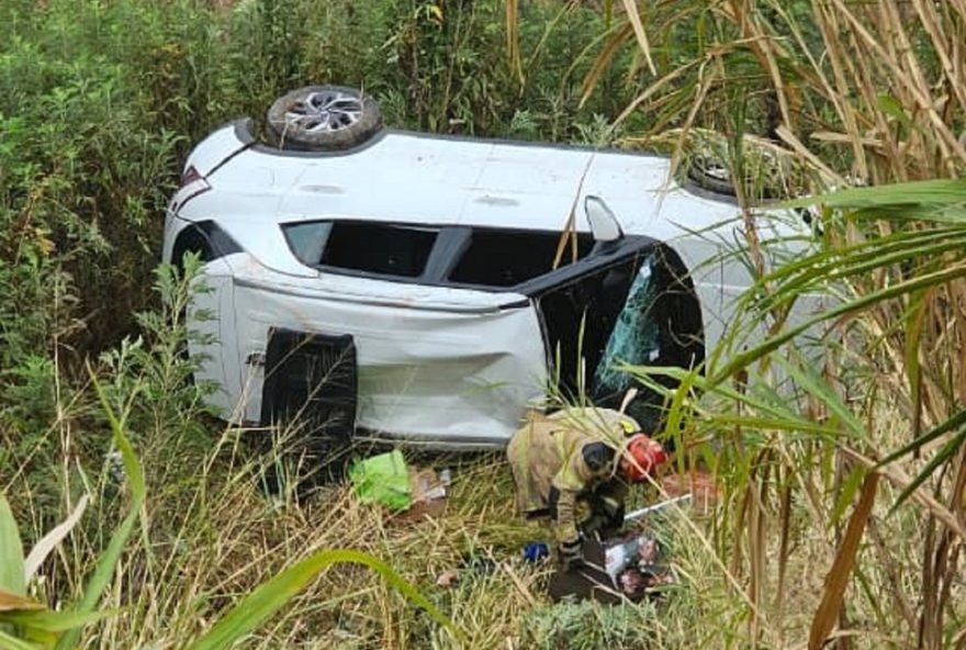 carro-despenca-em-ribanceira-na-br-040-em-juiz-de-fora3A-resgate-de-cinco-pessoas