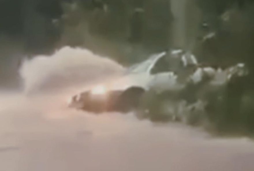 carro-e-arrastado-por-enxurrada-em-aparecida-de-goiania3B-motorista-e-socorrido carro-e-arrastado-por-enxurrada-em-aparecida-de-goiania3B-motorista-e-socorrido